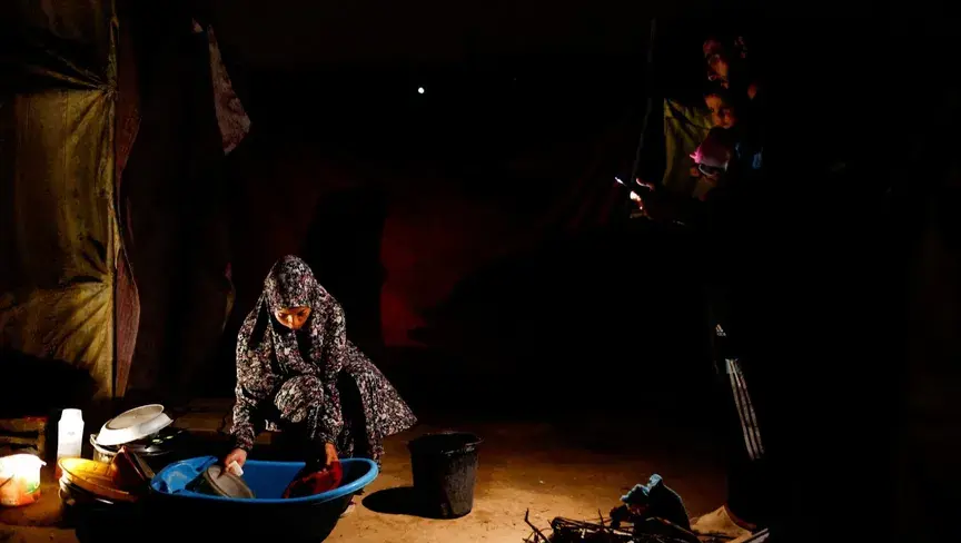 الأسر الفلسطينية تعتمد على مصابيح يدوية وشحن محدود وسط دمار شبكة الكهرباء وبطء إعادة الإعمار