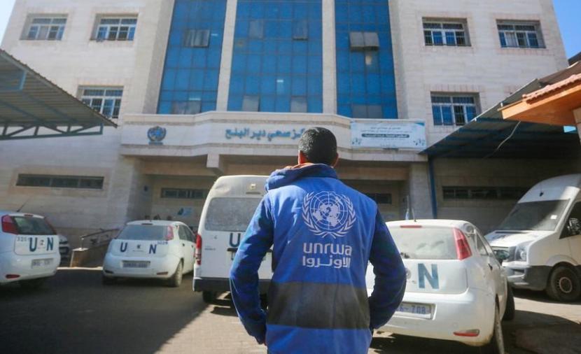 دعوات للتراجع عن تسريح 87 موظفًا وسط مخاوف من انهيار الخدمات الطبية في المخيمات