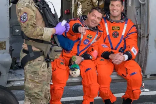 صور.. عودة رواد فضاء "أرتميس 2" بعد رحلة إلى الجانب المظلم من القمر