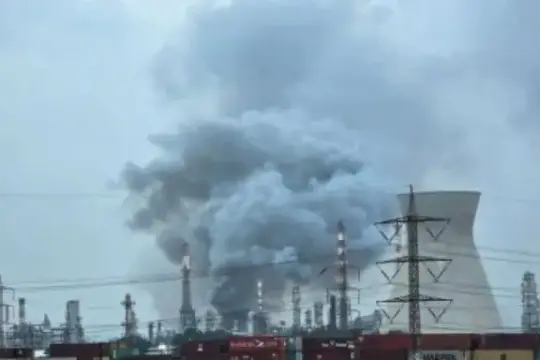 إيران تستهدف مصافي النفط في حيفا وعدة مناطق بصواريخ باليستية