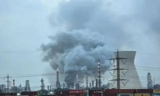 الجيش الإسرائيلي يؤكد تضرر المصافي والسيطرة على الحرائق بعد قصف إيراني، وانطلاق صافرات الإنذار في القدس