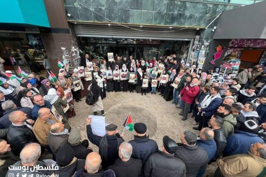 وقفة دعم للأسرى في نابلس: المشاركون يطالبون المجتمع الدولي بحماية حقوقهم