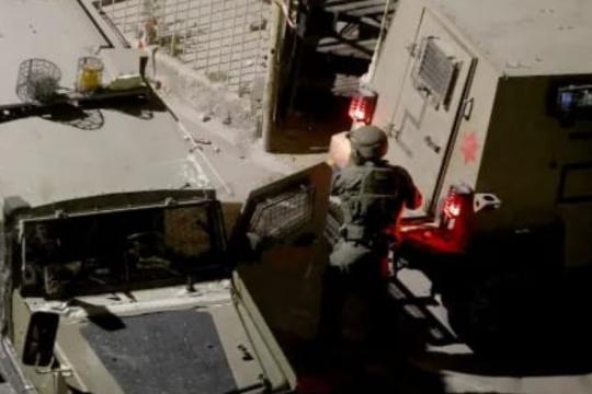 حملة اقتحامات واعتداءات واسعة بالضفة: اعتقال أسرة كاملة وتصاعد هجمات المستوطنين