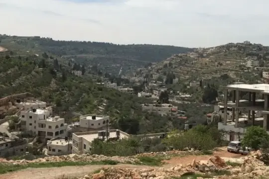 الاحتلال يُخطر بالاستيلاء على أراضٍ في سلواد لشق طرق استيطانية شرق رام الله