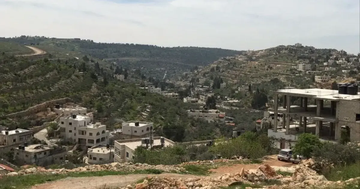 إخطاران جديدان يستهدفان أراضي البلدة لربط المستوطنات عبر طرق التفافية في محيط رام الله.