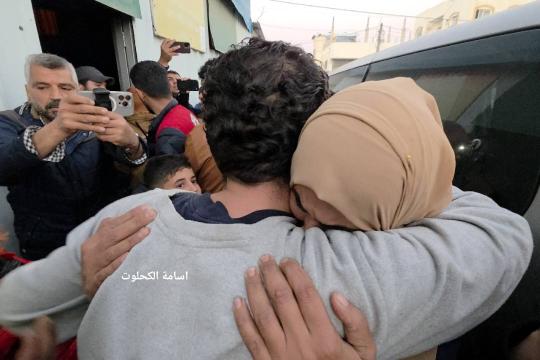 إسرائيل تفرج عن 10 أسرى فلسطينيين من قطاع غزة ويصلون إلى مستشفى "شهداء الأقصى"