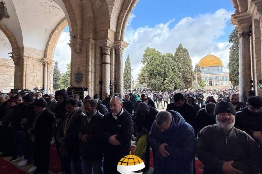 آلاف المصلين يؤدون صلاة الجمعة في المسجد الأقصى وسط قيود مشددة