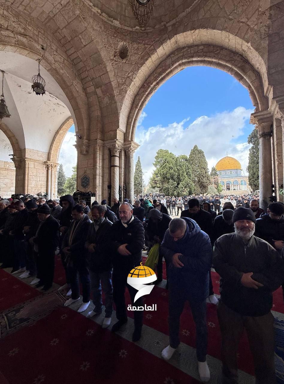 آلاف المصلين يؤدون صلاة الجمعة في المسجد الأقصى وسط قيود مشددة