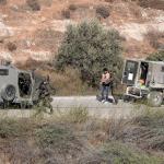 اعتقالات واقتحامات واسعة في الضفة الغربية وإغلاق طرق وحواجز عسكرية