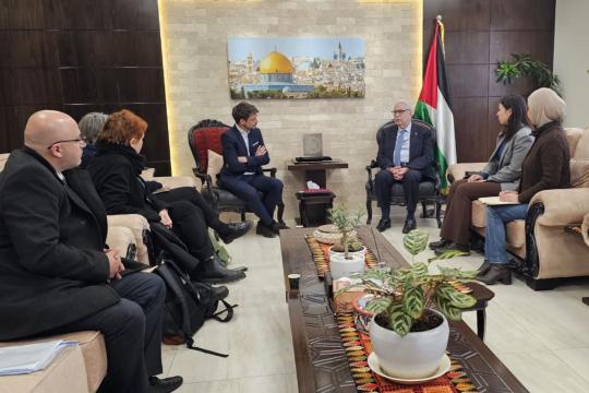 وزير الصحة الفلسطيني يبحث مع الصليب الأحمر الدولي تعزيز دعم القطاع الصحي في غزة والضفة