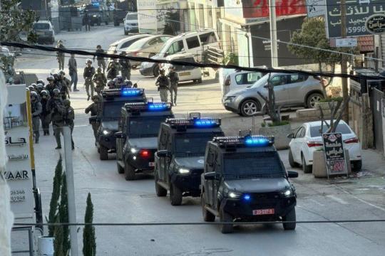 محافظة القدس: اقتحامات مستمرة واعتقالات ومداهمات عنيفة شمال المدينة