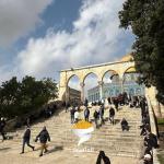 آلاف المصلين يؤدون صلاة الجمعة في الأقصى رغم القيود العسكرية المشددة