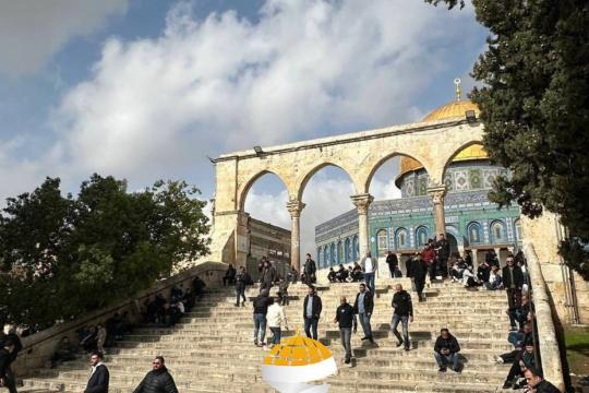 آلاف المصلين يؤدون صلاة الجمعة في الأقصى رغم القيود العسكرية المشددة