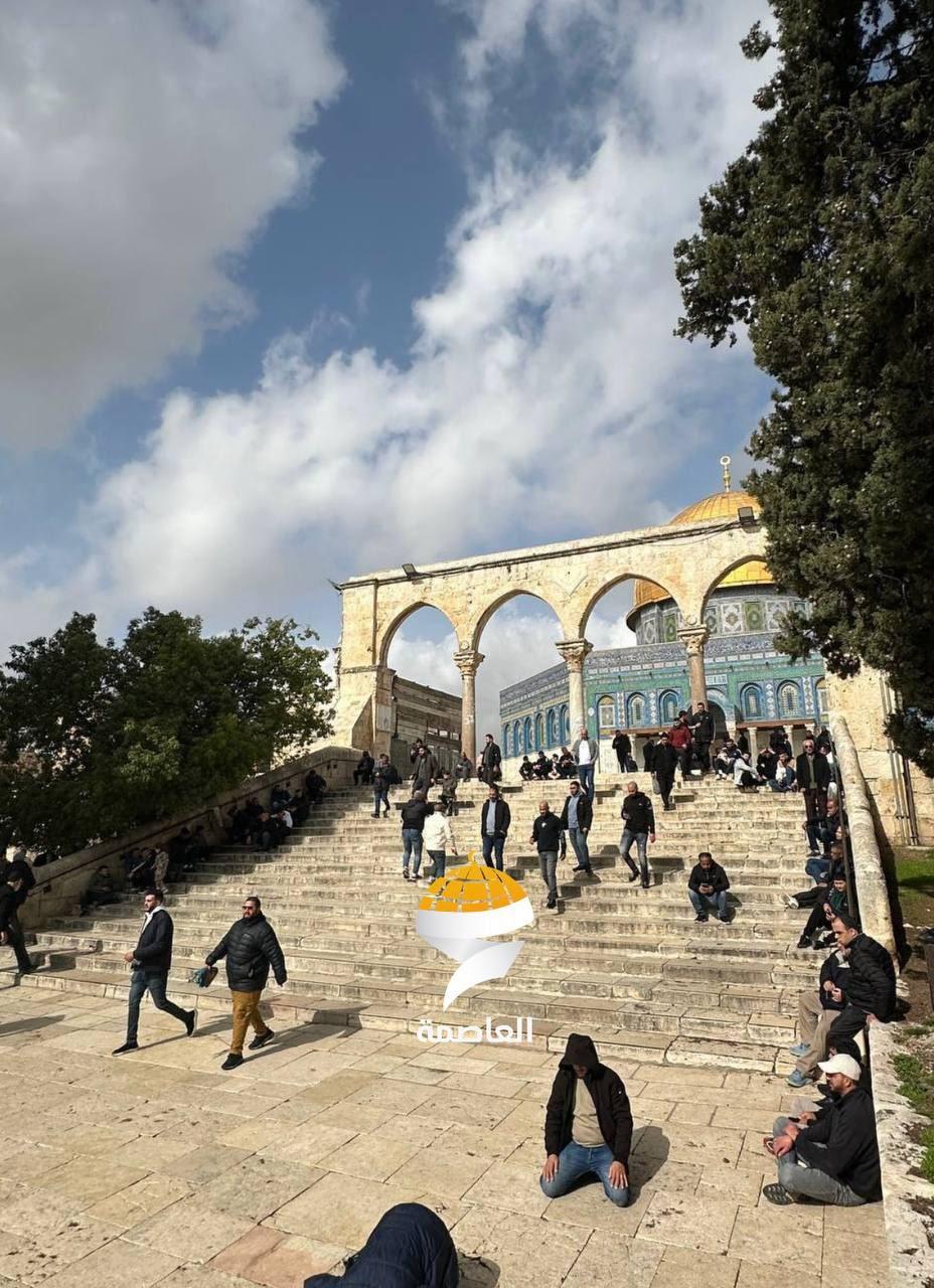 آلاف المصلين يؤدون صلاة الجمعة في الأقصى رغم القيود العسكرية المشددة