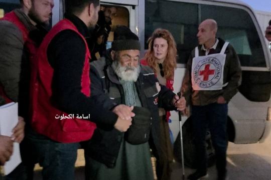 الصليب الأحمر يسهل وصول 5 أسرى فلسطينيين محررين إلى مستشفى شهداء الأقصى في غزة