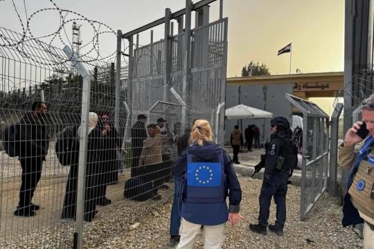 الاحتلال يمنع سفر حالات إنسانية عبر معبر رفح بعد استهداف مركبات أممية جنوب غزة