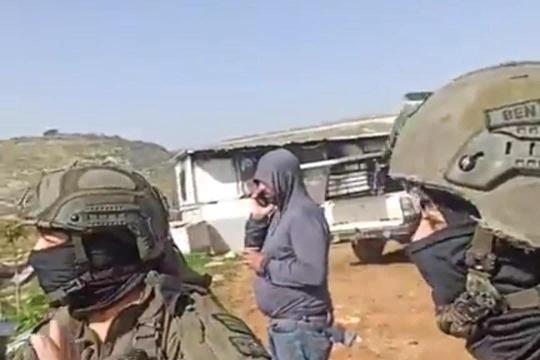 الاحتلال يقتحم تجمع خلة السدرة ويعلنه منطقة عسكرية مغلقة شمال شرق القدس