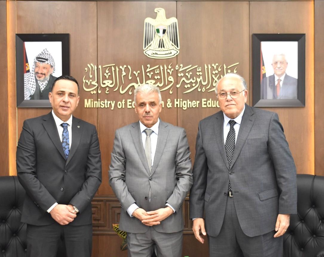 مباحثات حول المنح الدراسية وإمكانية تخفيض الأقساط في الجامعات المصرية