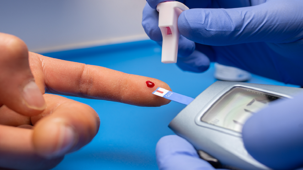 أعراض قد تبدو بسيطة لكنها قد تُنذر بالسكري وتلف الأعصاب والأوعية الدموية