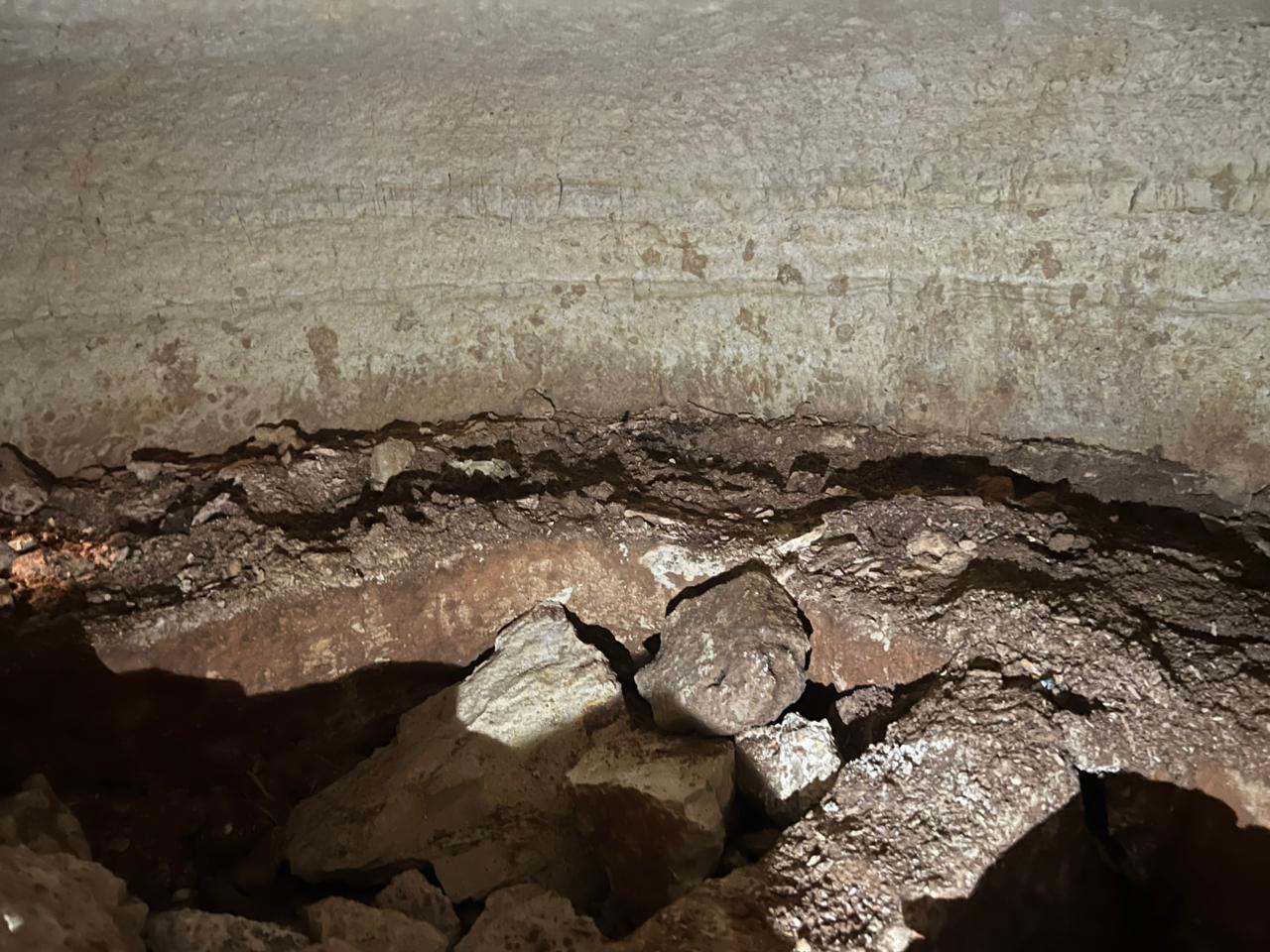 وزارة السياحة والآثار تبدأ الكشف الأولي وتأمين الموقع وفق الإجراءات العلمية والقانونية