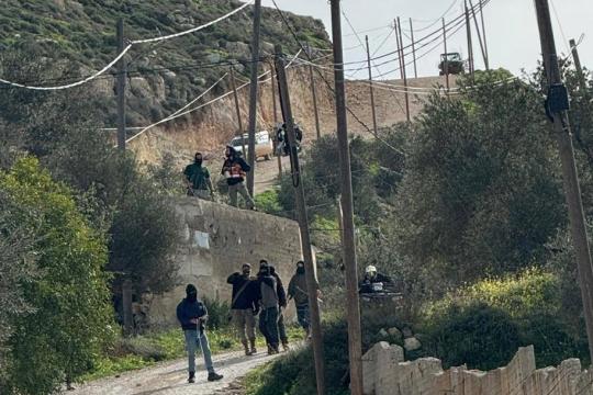 إصابات في اعتداء مستوطنين وجنود الاحتلال على قرية تلفيت وبلدة قصرة جنوب نابلس