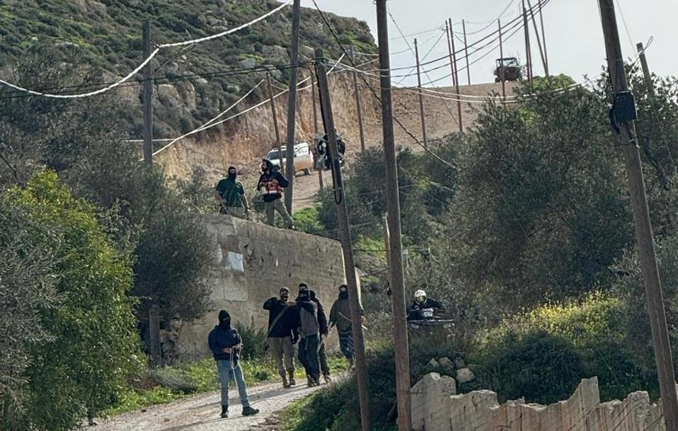 مواجهات عنيفة واستخدام الرصاص الحي والغاز السام خلال اقتحام المستوطنين للمناطق الفلسطينية