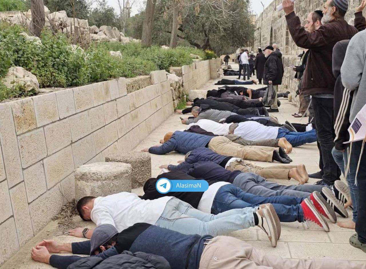 أداء طقوس تلمودية ورقصات جماعية في باحات المسجد وسط تضييق على المصلين