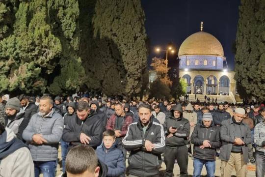 نحو 50 ألف مصلٍ يؤدون صلاة التراويح في المسجد الأقصى رغم القيود الإسرائيلية