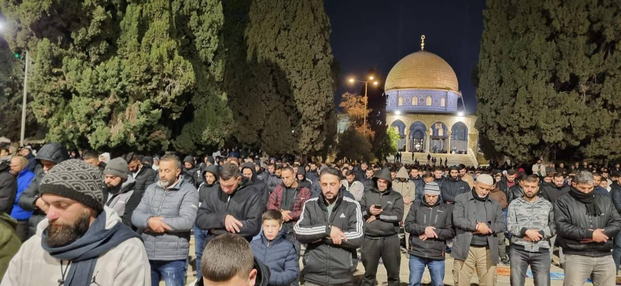 المصلون يحيون ليالي رمضان وسط تعزيز الاحتلال لإجراءاته العسكرية على المدينة