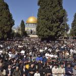 80 ألف مصلٍ يؤدون أول جمعة من رمضان في الأقصى رغم القيود الإسرائيلية