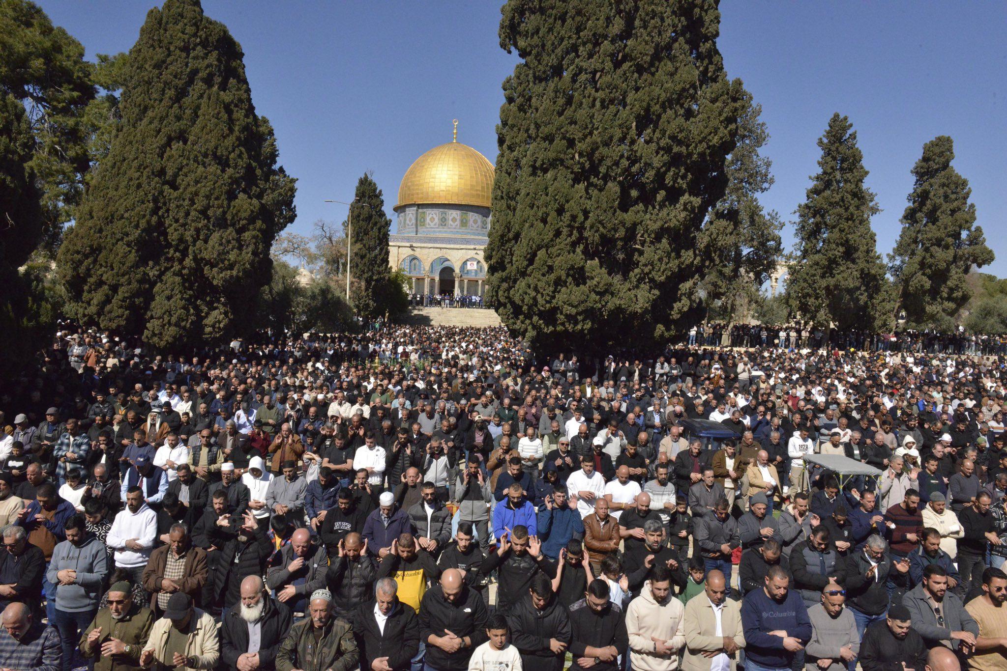 منع آلاف الفلسطينيين من الوصول إلى القدس وإبعادات جماعية بحق أكثر من 300 مقدسي عن المسجد