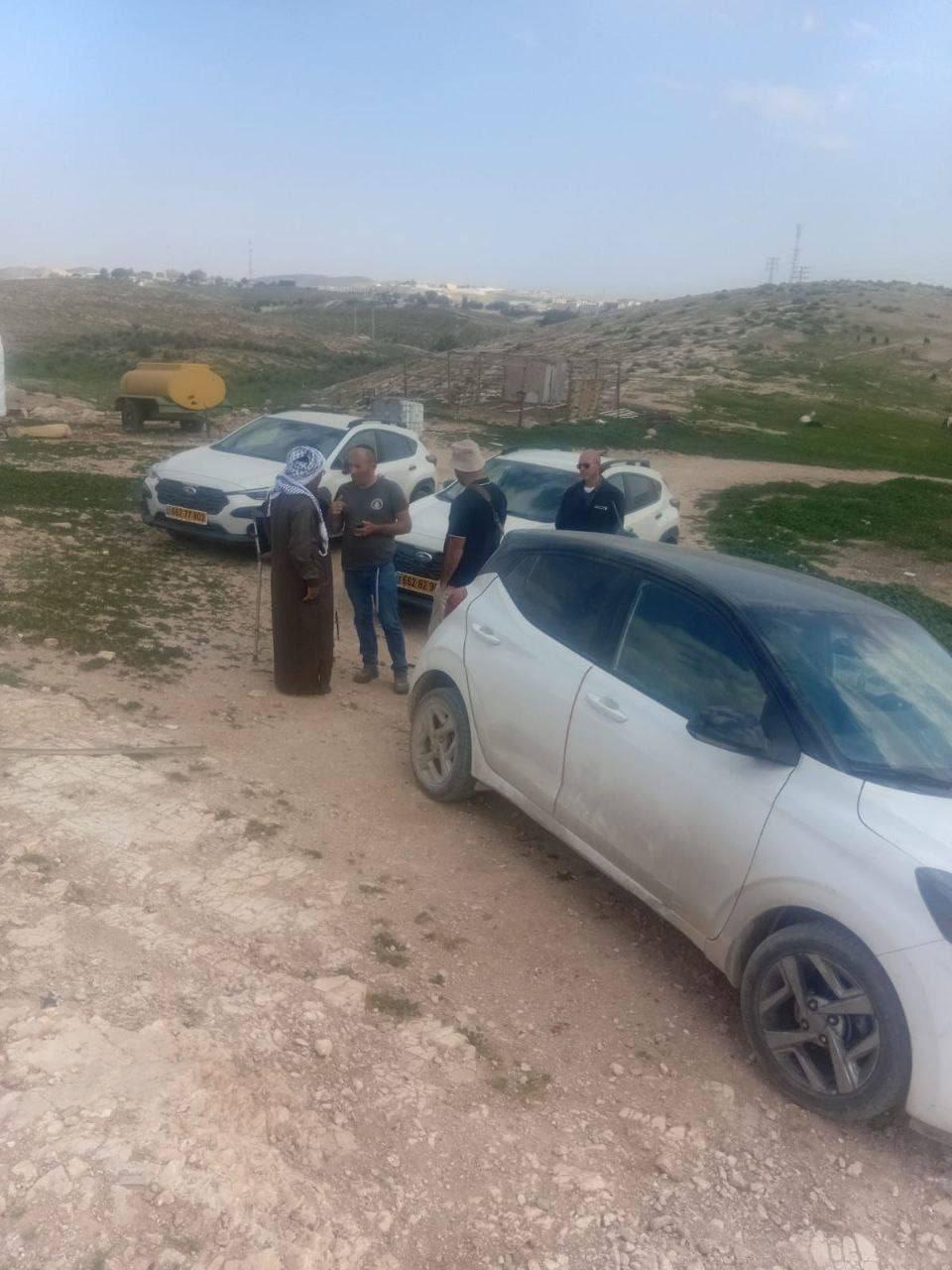 المستوطنين يلتقطون صورًا للشبان وسط انتهاكات متكررة بحق التجمعات البدوية