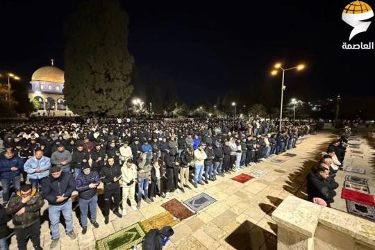 50 ألف مصلٍ يؤدون العشاء والتراويح في المسجد الأقصى رغم القيود