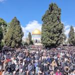 100 ألف مصلٍ يؤدون الجمعة الثانية من رمضان في المسجد الأقصى رغم القيود الإسرائيلية