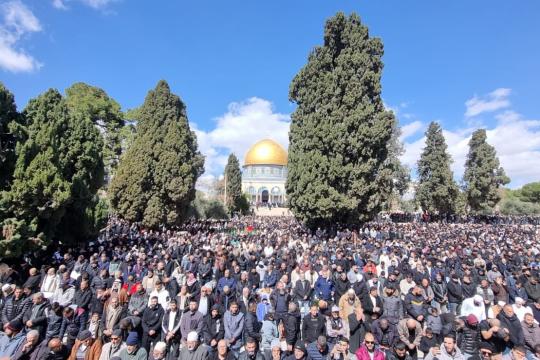 100 ألف مصلٍ يؤدون الجمعة الثانية من رمضان في المسجد الأقصى رغم القيود الإسرائيلية