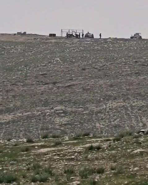 قوات الاحتلال تؤمّن الحماية وتطلق الغاز تجاه الأهالي خلال احتجاجهم على الاستيلاء على الأراضي