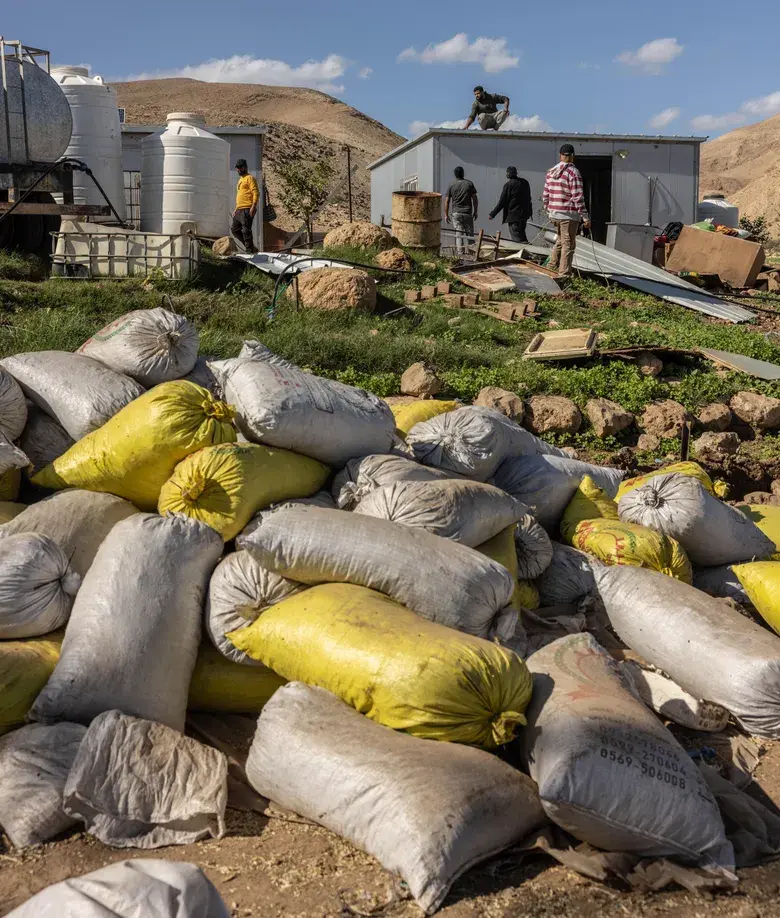 مشاهد تعيد إلى الأذهان نكبة 1948 وسط تصاعد الاستيطان وإغلاق الطرق وملاحقة سبل العيش في المنطقة (ج)