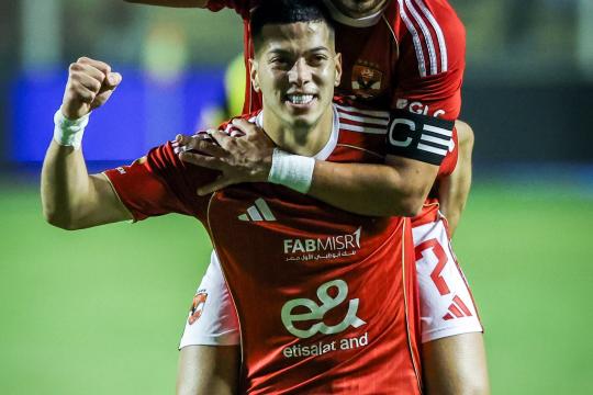 اشتعال صراع الصدارة في الدوري المصري بعد فوز الأهلي وبيراميدز