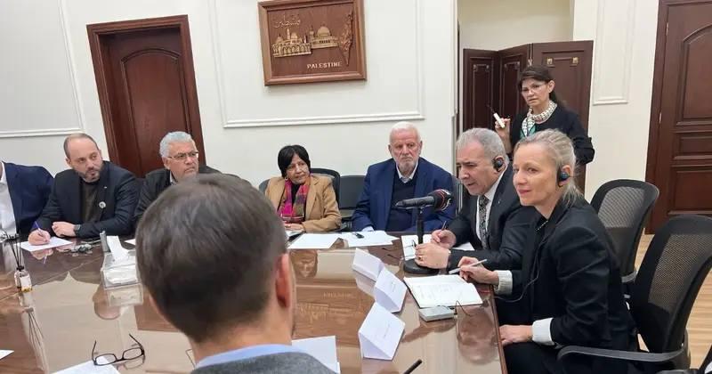 سفير فلسطين يشدد على التنسيق مع الأونروا ومنظمات المجتمع المدني لمواكبة التطورات الطارئة