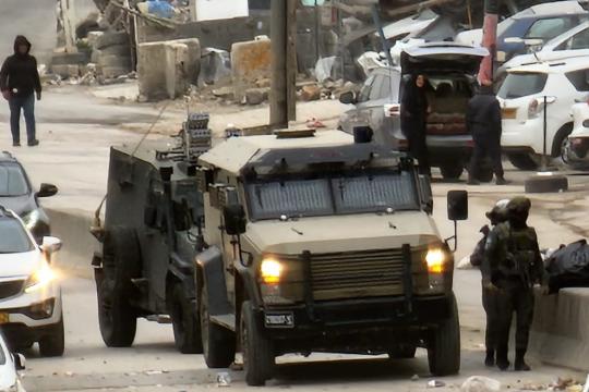 قوات الاحتلال تقتحم محالًا تجارية في شارع قلنديا شمال القدس