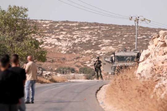 الاحتلال يواصل اقتحام قرية المغير شمال شرق رام الله ويغلق مدخلها الوحيد