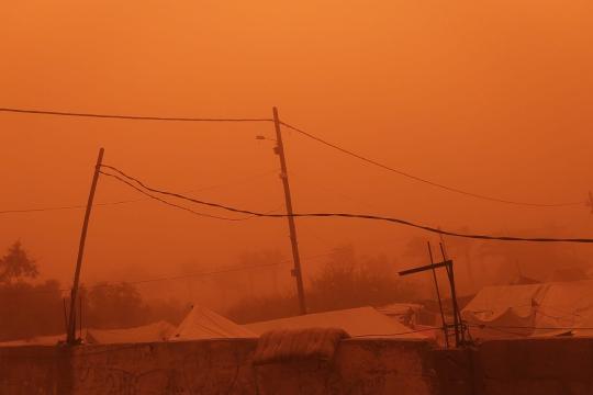 عاصفة رملية تضرب قطاع غزة.. تفاقم معاناة النازحين