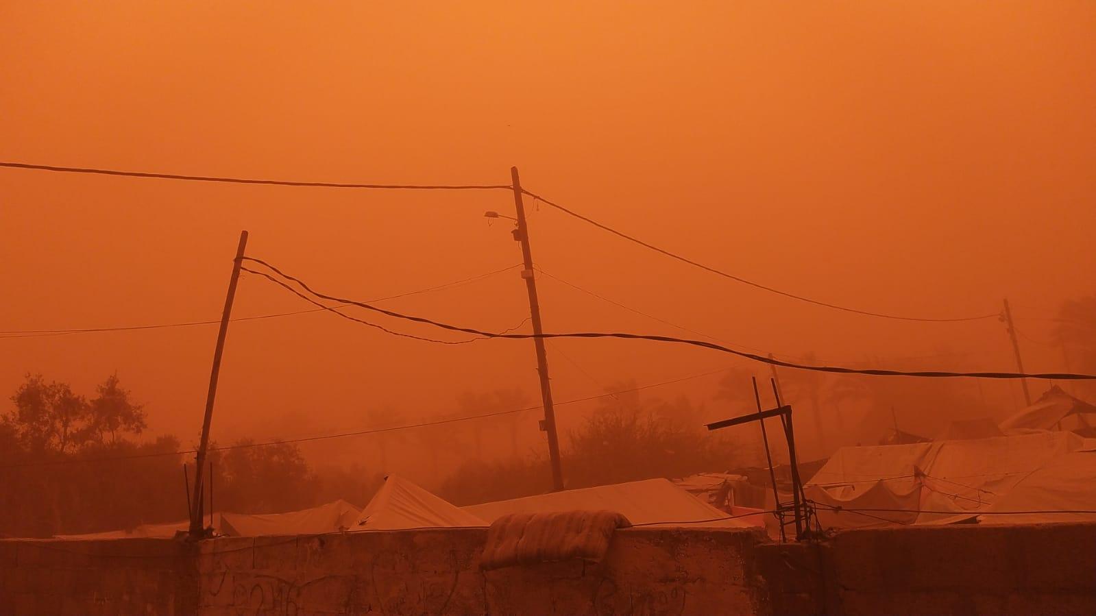 رياح قوية وأتربة تتطاير تؤثر على الخيام المهترئة وتحذر من مخاطر صحية