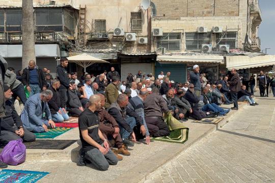 المقدسيون يؤدون صلاة الجمعة الأخيرة من رمضان على مقربة من الأقصى