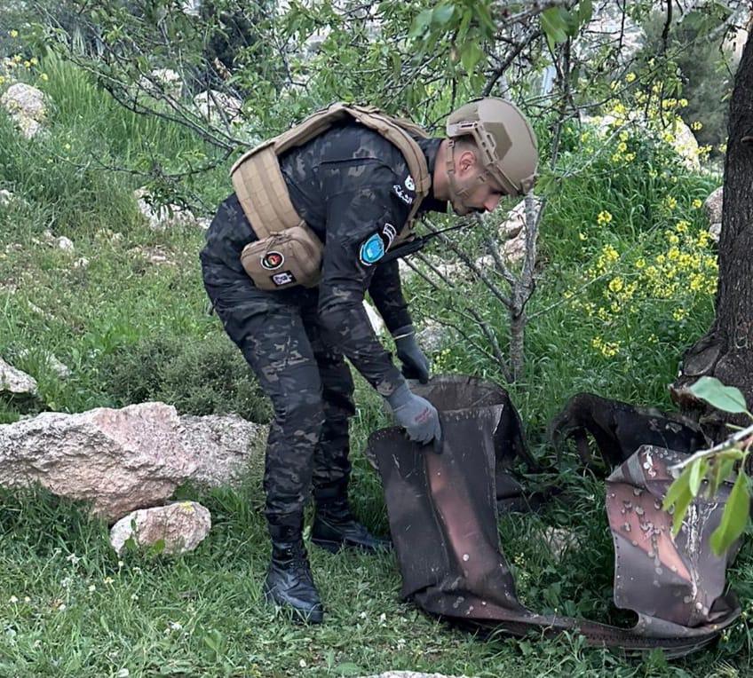 الشرطة تتعامل مع جسم مشبوه في الخليل وتحذيرات من الاقتراب وسط إصابة في القدس