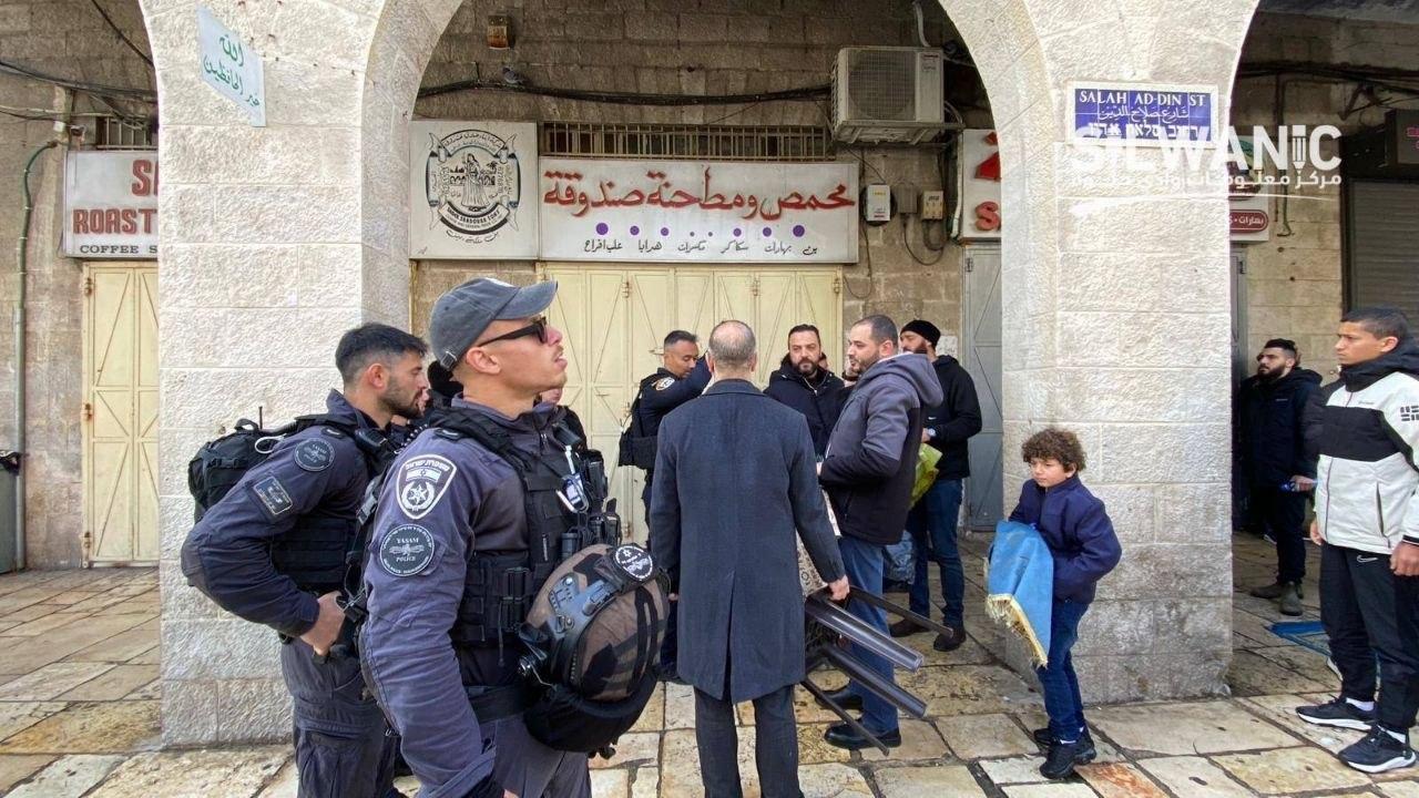 تفريق المصلين بالقوة وسط استمرار إغلاق المسجد الأقصى لليوم الـ28