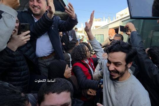 الصليب الأحمر ينقل 19 أسيرًا فلسطينيًا محررًا من سجون الاحتلال إلى مستشفى دير البلح