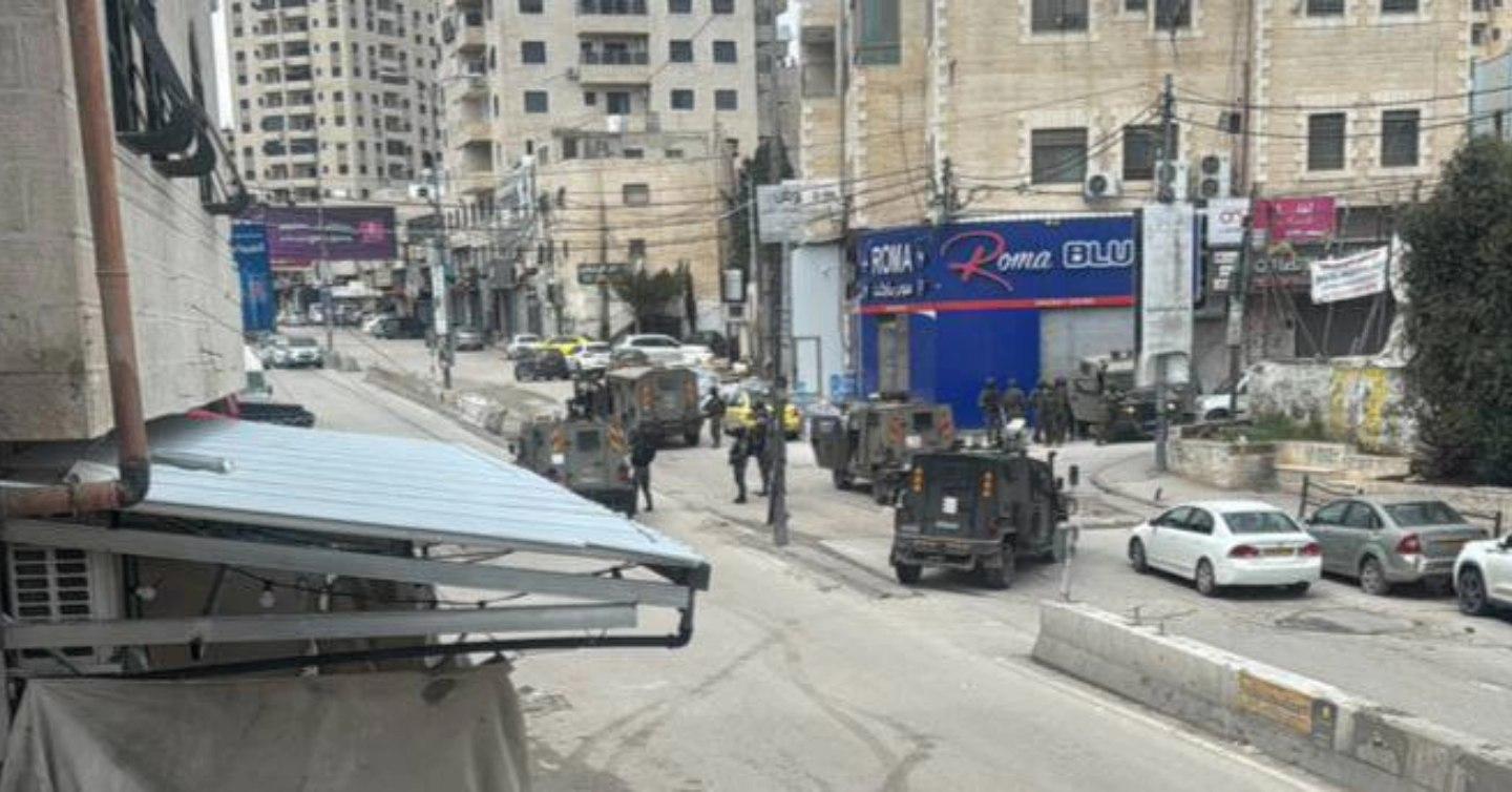 اقتحام مخيم قلنديا عقب التشييع وإصابة خطيرة لشاب وسط انتشار القناصة واعتداءات في بلدات شمال القدس