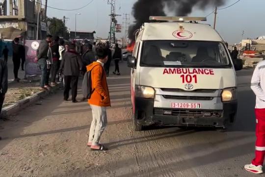 شهيد ومصابون بقصف إسرائيلي استهدف مركبة وسط قطاع غزة