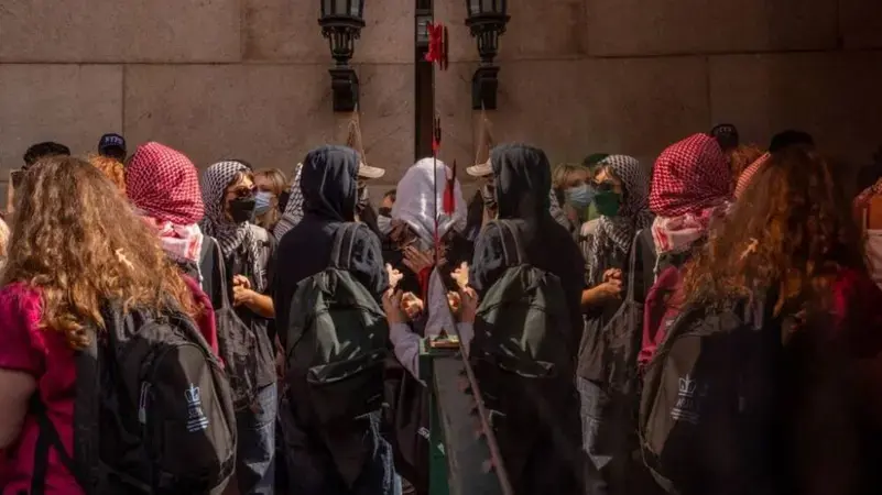 وتعلن تشديد مراجعة القوائم لتفادي تكرار الخطأ